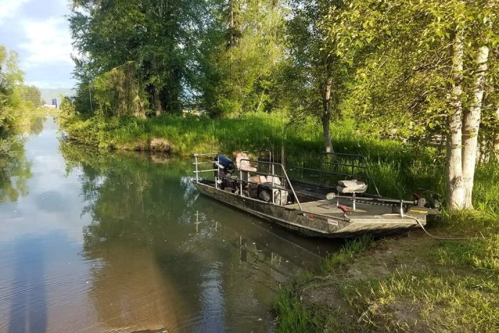 a small boat in a body of water